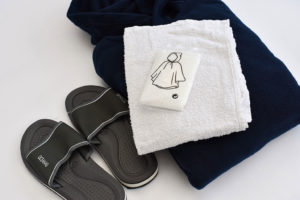 CBRN beschermingsmiddelen van IMG Europe, zoals een noodkledingset met fleecebroek, fleeceshirt, slippers, regenponcho en voorgewassen handdoek
