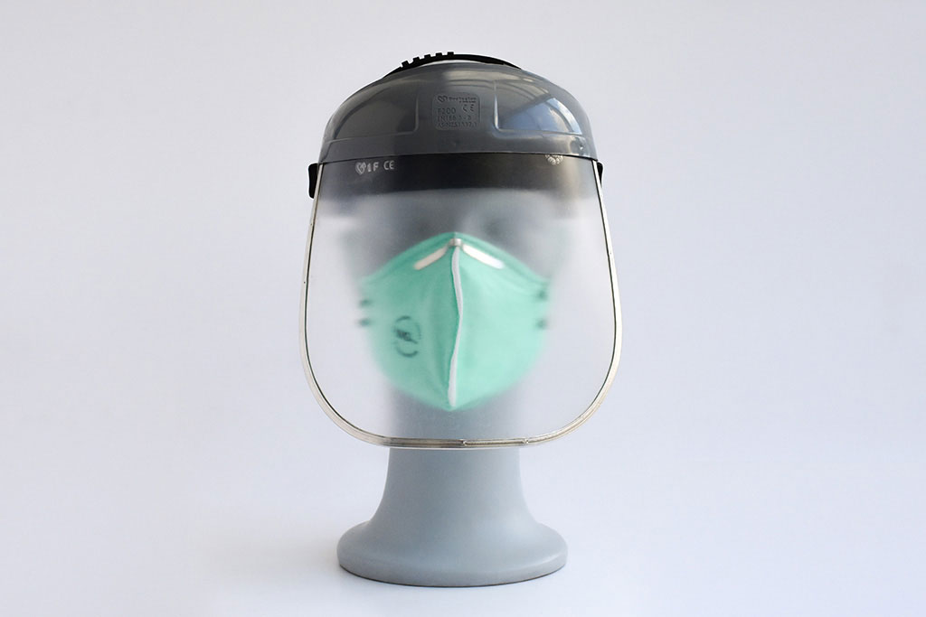 Adem- en gezichtsbescherming van IMG Europe, bestaande uit een spatscherm en FFP2 mondmasker