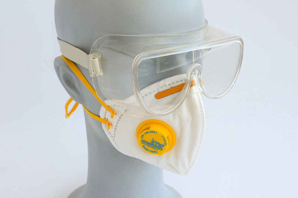 Adem- en gezichtsbescherming van IMG Europe, bestaande uit een veiligheidsbril en FFP3 mondmasker