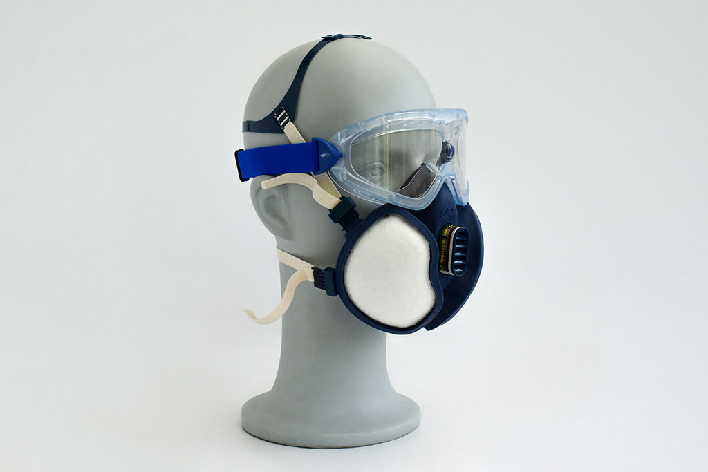 Adem- en gezichtsbescherming van IMG Europe, bestaande uit een veiligheidsbril en halfgelaatsmasker